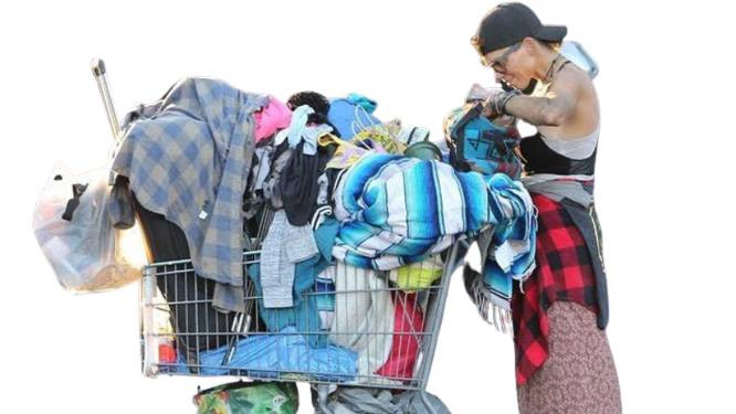 Ünlü model Loni Willison ön dişleri dökük yine çöp toplarken görüntülendi - Resim: 48